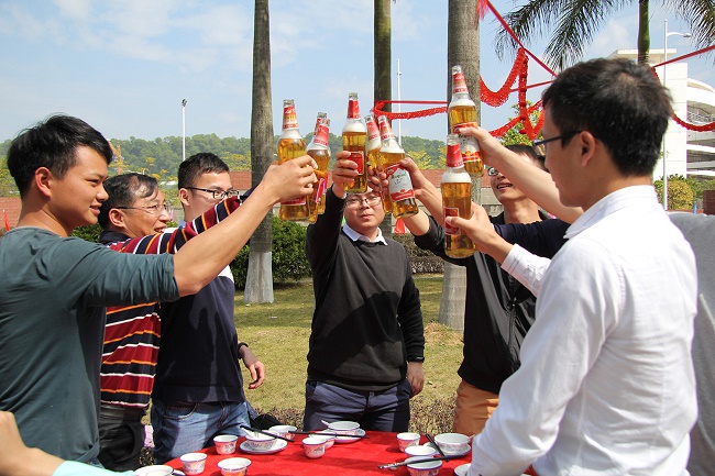 歡聚一堂，把酒言歡